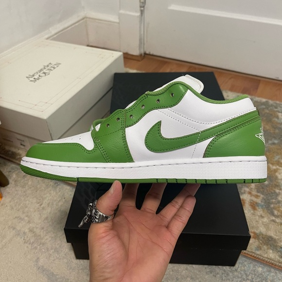 BIN Men’s Size 10 (Euro Sz 44) Air Jordan 1 Low SE Sneakers In White/Chlorophyll - Picture 10 of 16